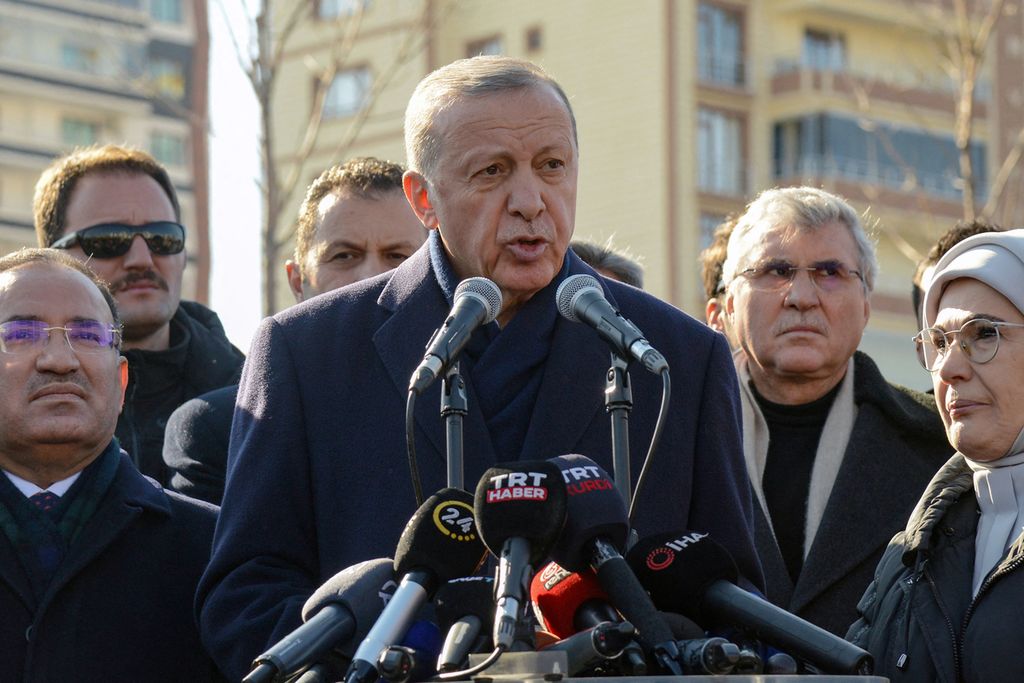 Presiden Turki Recep Tayyip Erdogan berbicara di depan pers saat kunjungan ke kota Diyarbakir yang terdampak gempa, 11 Februari 2023, setelah gempa bermagnitudo 7,8 mengguncang wilayah tersebut. 