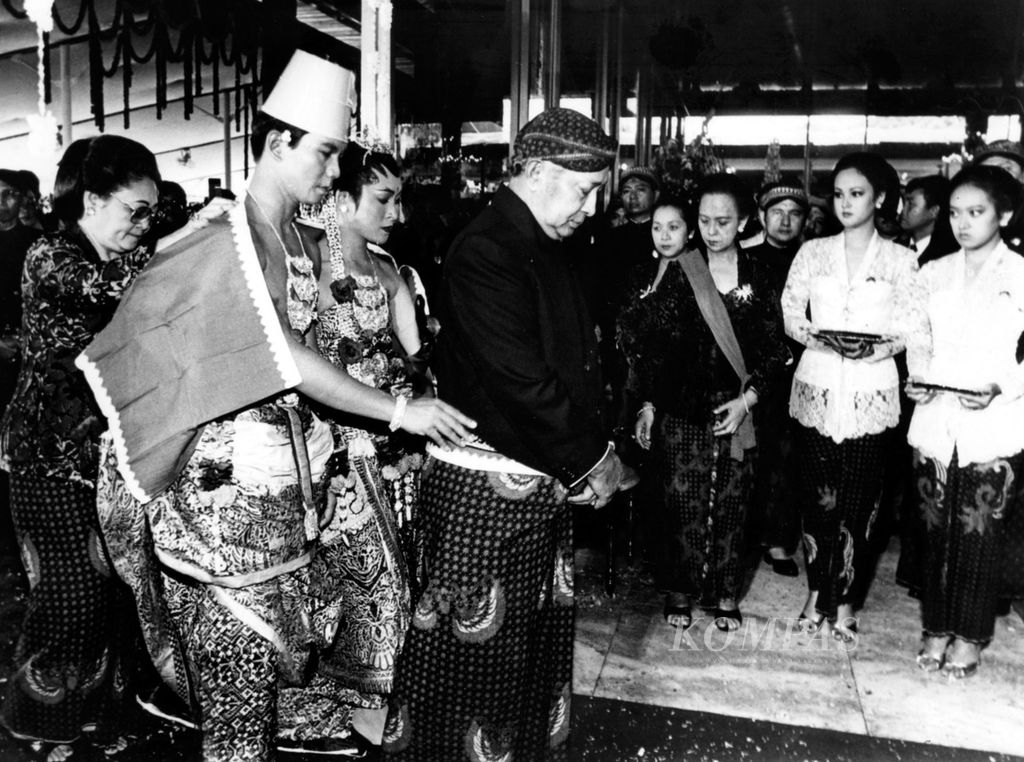 Akad nikah Siti Hadiati Hariyadi, anak keempat Presiden Soeharto, dengan putra pertama Prof Dr Sumitro Djojohadikusumo, Prabowo Subianto, berlangsung di Pendopo Agung Sasono Utomo Taman Mini Indonesia Indah, Minggu (8/5/1983). 