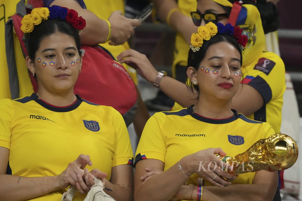 Suporter Ekuador meratapi kekalahan tim kesayangan mereka atas Senegal di fase Grup A Piala Dunia 2022 di Stadion Khalifa, Qatar, Selasa (29/11/2022).  