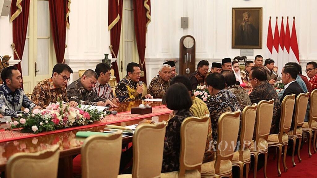 Pertemuan pimpinan DPR, ketua fraksi DPR, dan pimpinan Komisi III DPR dengan Presiden Joko Widodo berlangsung di Istana Merdeka, Jakarta, 23 September 2019. Pertemuan membahas sejumlah isu, salah satunya Rancangan Undang-Undang Kitab Undang-undang Hukum Pidana. 