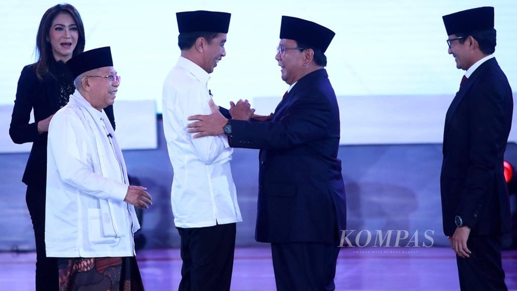Pasangan calon presiden dan wakil presiden Joko Widodo-Ma'ruf Amin dan Prabowo Subianto-Sandiaga Uno berjabat tangan seusai debat perdana capres-cawapres Pilpres 2019 di Hotel Bidakara, Jakarta, Kamis (17/1/2019). 