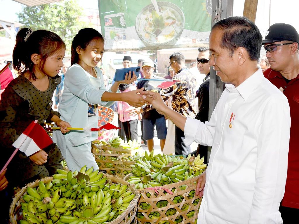 Presiden Joko Widodo mengunjungi Pasar Seketeng di Kabupaten Sumbawa, Nusa Tenggara Barat, Kamis (2/5/2024). Dalam pengamatan Presiden, harga komoditas pangan masyarakat mulai turun.