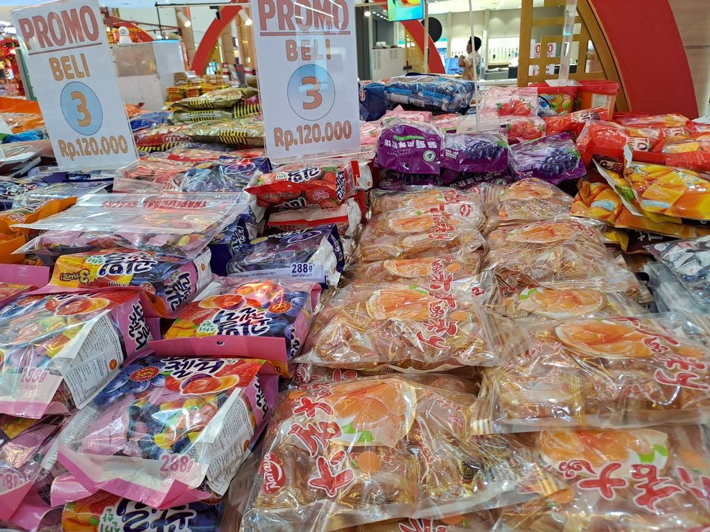 Gerai yang menjual aneka kue dan cemilan khas Imlek di Summarecon Mall Serpong, Tangerang, Selasa (6/2/2024).