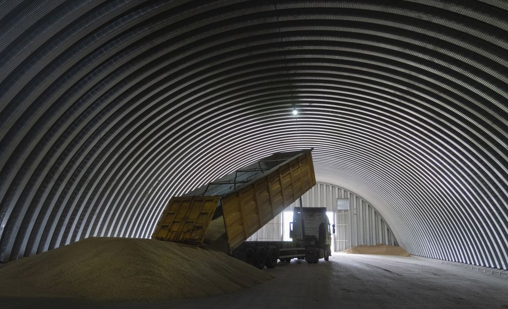 Sebuah truk menurunkan muatan gandum di sebuah tempat penyimpangan di Desa Zghurivka, Ukraina, Selasa (9/8/2022). Pemerintah Rusia, Sabtu (29/10/2022) memutuskan mundur dari Kesepakatan Laut Hitam yang memungkinkan Ukraina bisa mengekspor gandum dan produk biji-bijian mereka. 