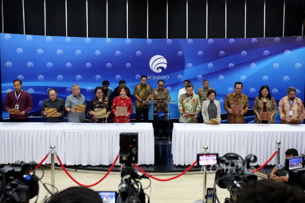 Menteri Komunikasi dan Informatika Budi Ari Setiadi (tengah) didampingi perwakilan dari Bank Indonesia dan Otoritas Jasa Keuangan memimpin pembacaan deklarasi dukungan pemberantasan judi daring di depan perwakilan 11 Asosiasi dan Perhimpunan Sistem Pembayaran Nasional di Kantor Kementerian Kominfo, Jakarta Pusat, Rabu (28/8/2024). 