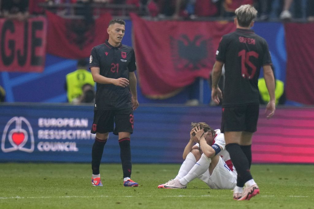 Ekspresi kecewa gelandang Kroasia, Luka Modric, setelah laga Grup B Piala Eropa 2024 antara Kroasia dan Albania, Rabu (19/6/2024), di Volksparkstadion, Hamburg, Jerman. Laga berakhir seri, 2-2. 