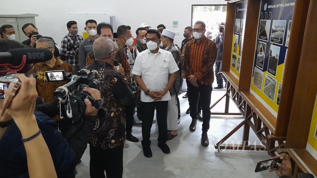 Kepala Staf Kepresidenan Moeldoko (baju putih) mendengarkan penjelasan pihak kampus saat menyaksikan PLTS di Institut Teknologi Nasional di Malang, Jawa Timur, Rabu (23/3/2022). PLTS berdaya 500 kWp itu diresmikan oleh Moeldoko.