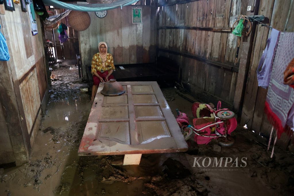 Salah satu rumah warga yang terdampak setelah banjir bandang melanda Rowosari, Kecamatan Tembalang, Kota Semarang, Jawa Tengah, Sabtu (7/1/2022). 