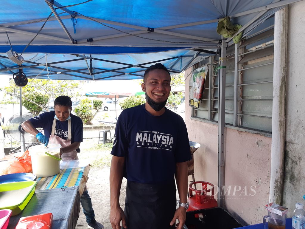 Nizam (32), penjual makanan di kompleks asrama tenaga kerja Pangsapuri Sri Ayu, Bandar Baru Bangi, Selangor, Malaysia saat ditemui pada Rabu (29/6/2022) siang. Pria kelahiran Johor Bahru, Malaysia ini mengaku menggemari sinetron Indonesia.