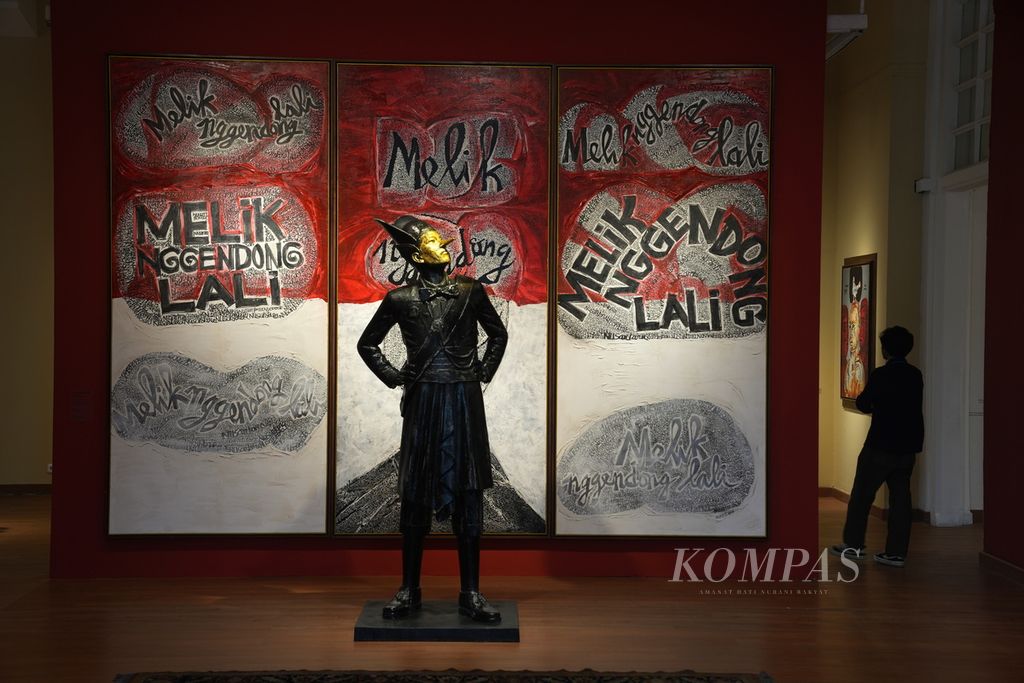 The installation of the statue and painting of Melik Nggendong Lali (2024) in the Fine Arts Exhibition "Melik Nggendong Lali" by Butet Kartaredjasa at Building A, the National Gallery of Indonesia, Jakarta, on Thursday (25/4/2024).