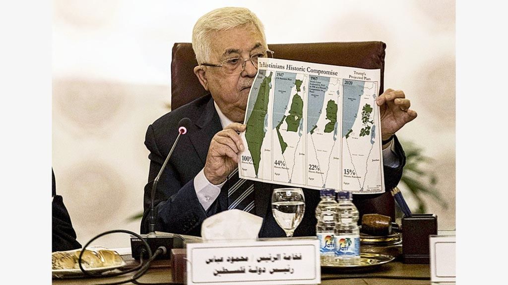 Presiden Palestina Mahmoud Abbas memperlihatkan gambar peta perkembangan wilayah Palestina dari periode ke periode dalam sidang darurat Liga Arab untuk membahas proposal damai Amerika Serikat di markas Liga Arab di Kairo, Mesir, Sabtu (1/2/2020).