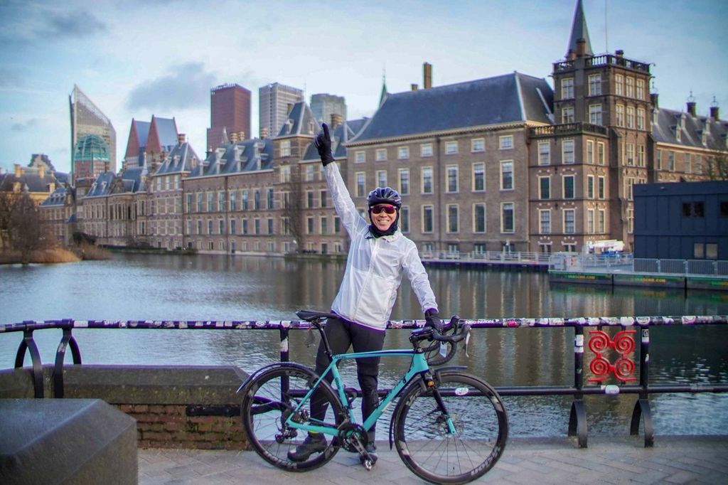 Royke took a photo with the Binnenhof building or Dutch parliament building in the background.