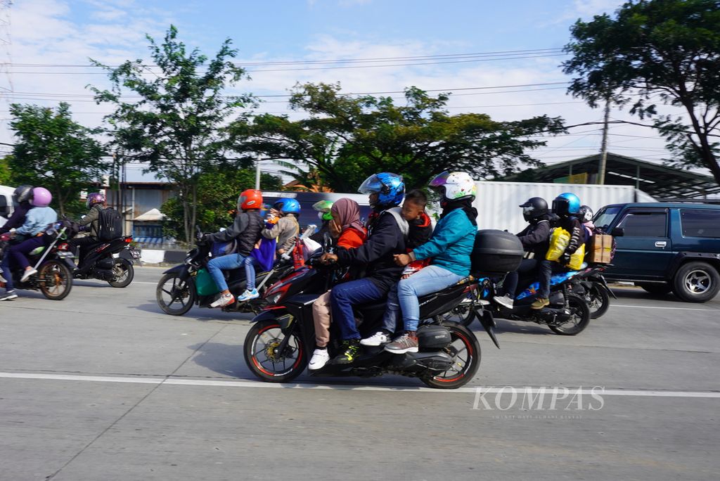 Sebuah keluarga yang mudik menggunakan sepeda motor melintas di Jalan Pantura di Kecamatan Wanasari, Kabupaten Brebes, Jawa Tengah, Jumat (24/4/2022).