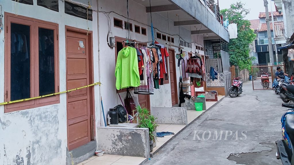 Kamar nomor 5 di sebuah kontrakan di Jalan Cemara IV, Kelurahan Duri Kosambi, Cengkareng, Jakarta Barat, masih terpasang garis polisi, Jumat (14/7/2023). 