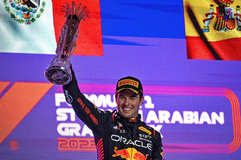 Pebalap tim Red Bull Sergio Perez merayakan kemenangannya pada ajang F1 Arab Saudi Arabia di Sirkuit Jeddah Corniche, Jeddah, Minggu (19/3/2023).