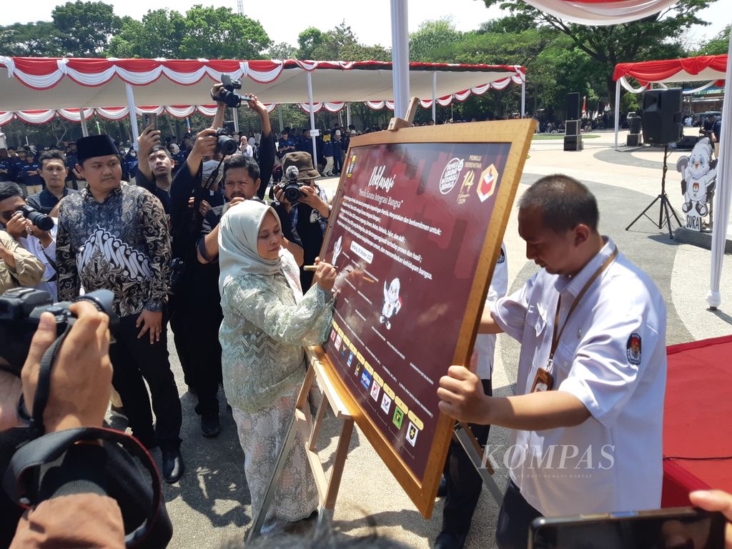 Ketua KPU Kota Bandung Suharti menandatangani deklarasi pemilihan umum damai dalam kegiatan Kirab Pemilu 2024 di Lapangan Tegalega, Kota Bandung, Jawa Barat, Kamis (26/10/2023).