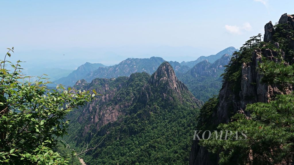 Pemandangan Gunung Huang atau Gunung Huangshan yang terkenal sebagai gunung terindah di China, yang terletak di Provinsi Anhui, Sabtu (10/6/2023). Kawasan Gunung Huang mencakup total 1.200 kilometer persegi. Namun, area pemandangannya seluas 160,6 kilometer persegi. Terdiri dari batu granit dan pohon pinus yang tumbuh di atas batu, Gunung Huang memiliki 72 puncak yang terkenal