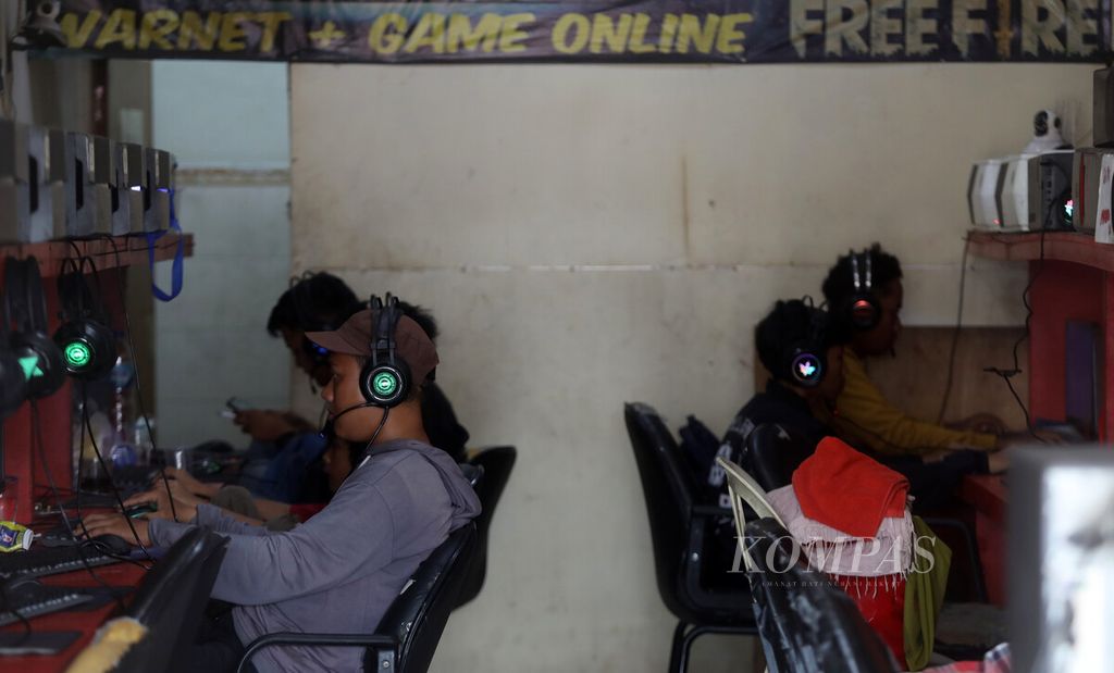 Sejumlah remaja  bermain gim di persewaan gim dan warnet di kawasan Kramat Jati, Jakarta, Rabu (14/12/2022). Anak-anak perlu diajak mengatur waktu yang seimbang antara bermain gim dan berinteraksi sosial agar tidak kecanduan. Menghabiskan banyak waktu di depan layar komputer dan gawai-gawai lainnya tak hanya membuat penglihatan rusak, tetapi juga menimbulkan kecanduan dan perilaku buruk. 