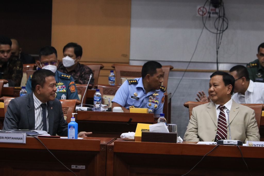 Menteri Pertahanan Prabowo Subianto (kanan) berbincang dengan Wakil Menteri Pertahanan RI Muhammad Herindra (kiri) di Gedung Parlemen, Jakarta, Senin (28/11/2022).