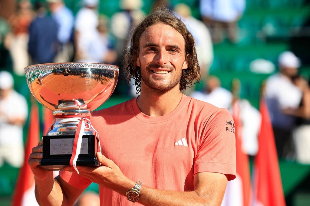 Greek tennis player, Stefanos Tsitsipas, lifted the championship trophy of the ATP Masters 1000 Monte Carlo tennis tournament after defeating Norwegian tennis player, Casper Ruud, at the Monte Carlo Country Club, Monaco, on Sunday (14/4/2024). Tsitsipas defeated Ruud with a score of 6-1, 6-4.