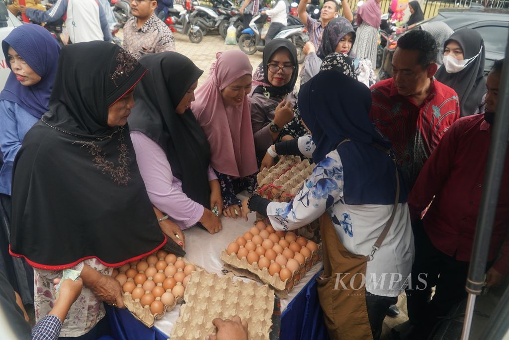 Warga membeli telur ayam di pasar pangan murah yang digelar Dinas Perdagangan Kota Padang dan Kejaksaan Negeri Padang di Kantor Kecamatan Kuranji, Padang, Sumatera Barat, Kamis (7/3/2024). 