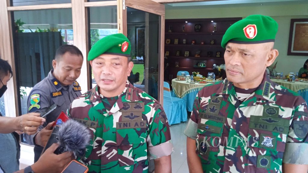 Komandan Resor Militer 172/Praja Wira Yakthi Brigadir Jenderal Izak Pangemanan (tengah) bersama Kolonel (Inf) Juinta Sembiring (kanan) saat ditemui di Jayapura, Selasa (14/6/2022). 