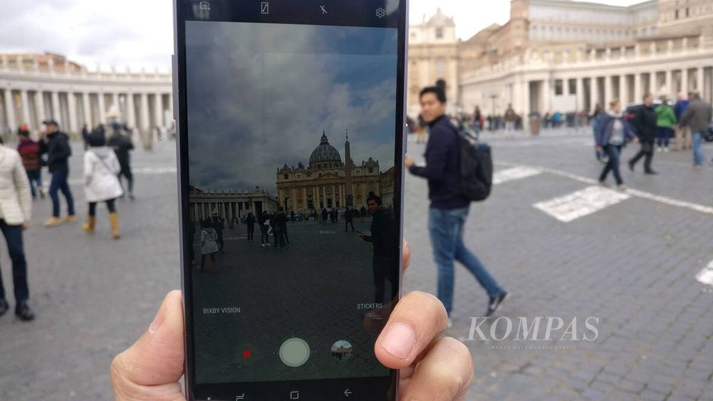 Menguji kemampuan sejumlah fitur ponsel Samsung Galaxy A8/A8+ di Roma, Italia, Selasa (6/2/2018). Ponsel ini mengandalkan kemampuan kamera dan sejumlah fitur turunan dari ponsel<i> flagship</i> Samsung untuk membidik kalangan milenial. 