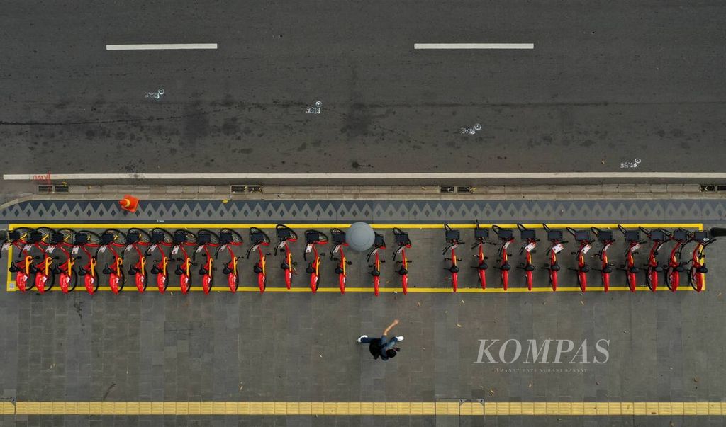 Foto udara deretan sepeda yang dipakai untuk layanan <i>bike sharing</i> berbasis aplikasi diparkir di pintu Stasiun MRT Bundaran HI di Jalan MH Thamrin, Jakarta Pusat, Sabtu (4/7/2020). 