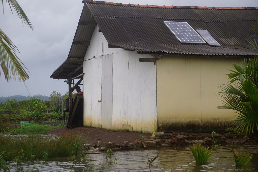 Salah satu rumah memakai panel surya di Dusun Bondan, Kampung Laut, Cilacap, Jawa Tengah, awal Oktober 2021.