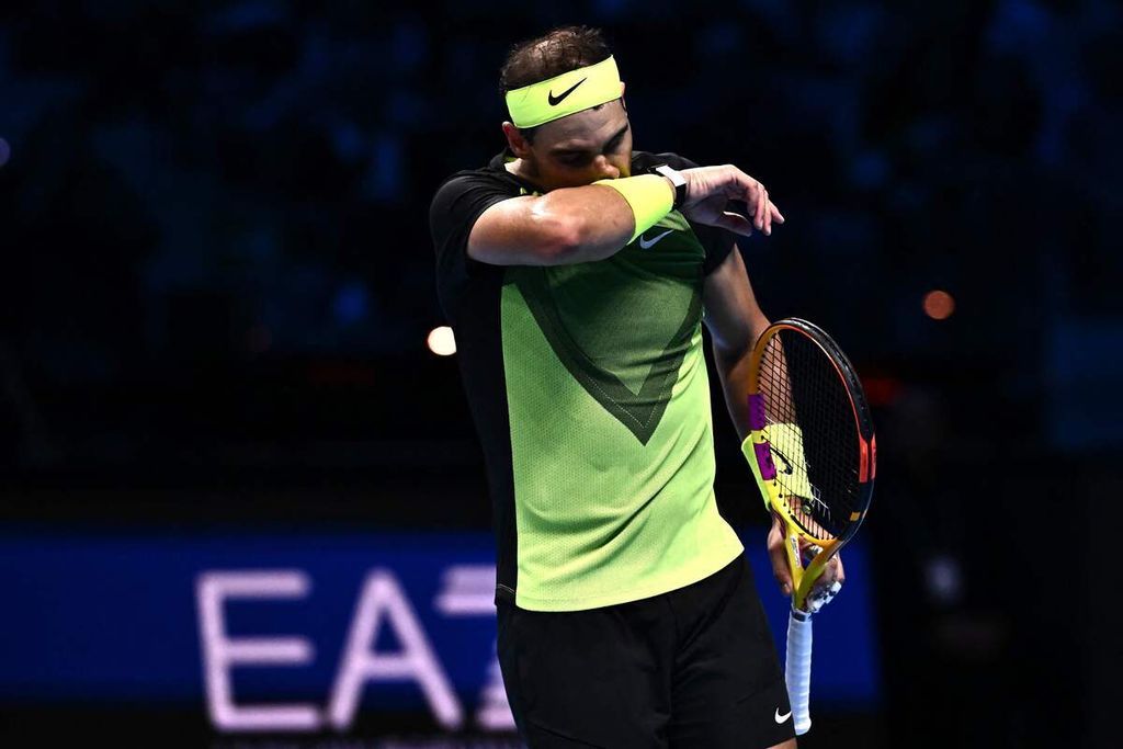 Reaksi Rafael Nadal setelah kehilangan poin melawan petenis Amerika Serikat Taylor Fritz pada laga Grup Hijau Final ATP di Turin, Italia, Selasa (15/11/2022).