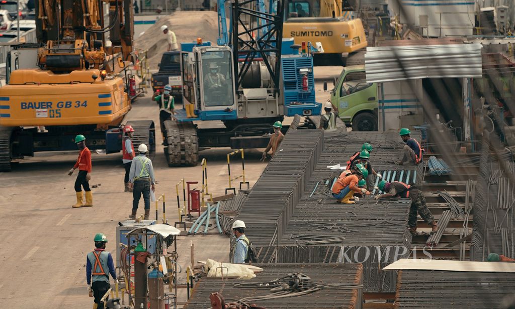 Pekerja dalam proyek pembangunan Moda Raya Terpadu (MRT) Jakarta fase 2a paket kontrak (CP) 201 di Jalan Thamrin, Jakarta Pusat, Rabu (5/5/2021). 