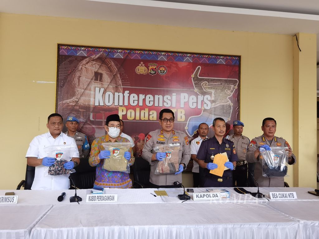 Kepala Kepolisian Daerah NTB Inspektur Jenderal Djoko Poerwanto (ketiga dari kanan) bersama perwakilan dari Dinas Perdagangan Provinsi NTB serta Bea dan Cukai menunjukkan bukti pakaian bekas impor yang disita saat konferensi pers di Mataram, Selasa (4/4/2023).