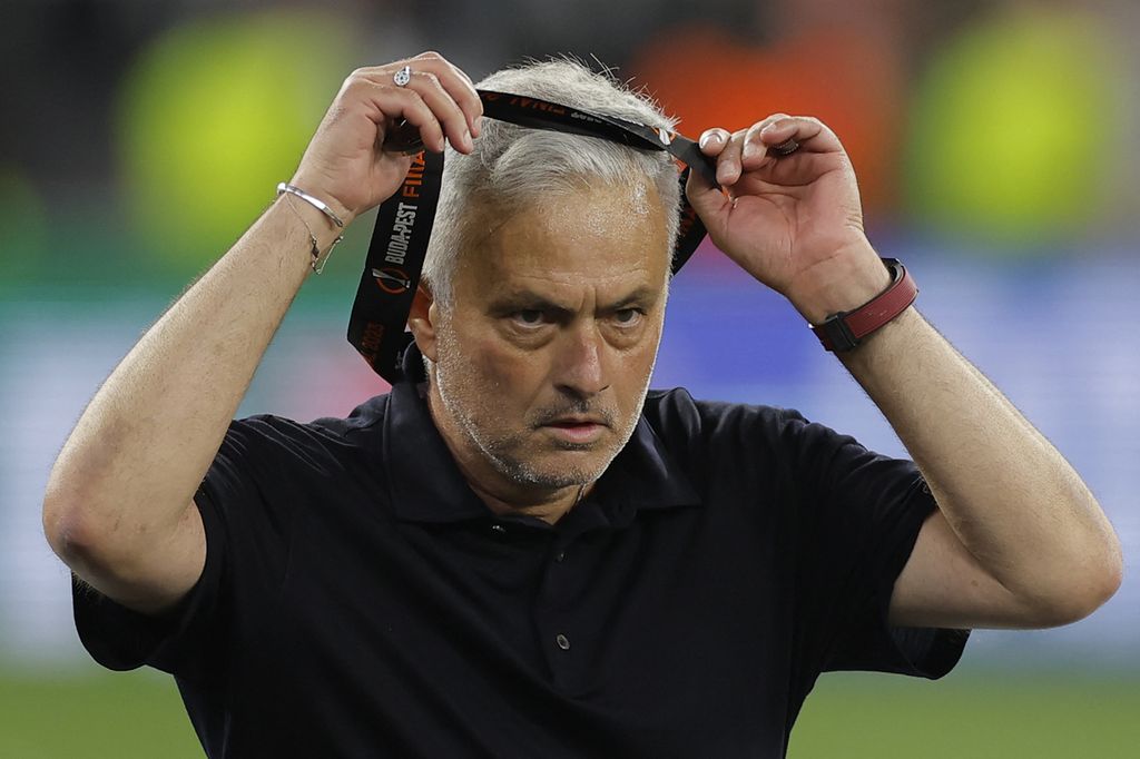 AS Roma coach Jose Mourinho released the runner-up medal at the ceremony after the Europa League final at the Puskas Arena, Budapest, Hungary, Thursday (1/6/2023) early morning WIB. Roma lost to Sevilla on penalties, 1-4.