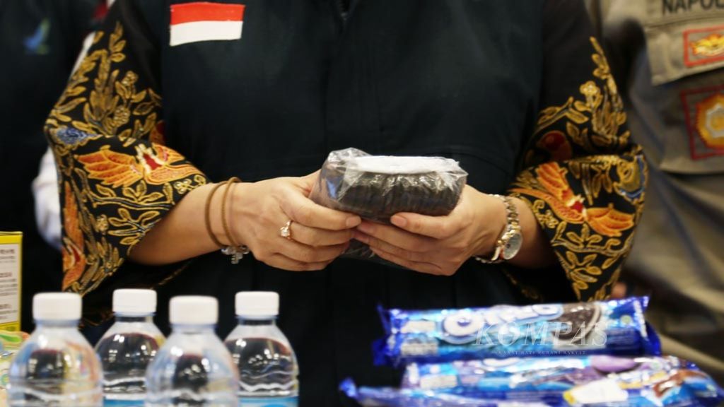 Kepala Badan Pengawas Obat dan Makanan (BPOM) Penny J Lukito menunjukkan contoh berbagai produk pangan segar yang berhasil disita dalam operasi Opson VIII-2019 di Gedung BPOM, Jakarta, awal April 2019.