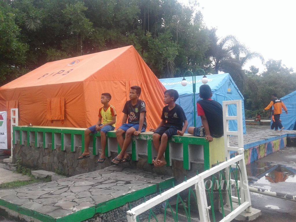 Pengungsi banjir di Jombang hanya menggunakan tenda pengungsian pada malam hari atau saat genangan tinggi, jika siang hari air surut pengungsi meninggalkan tenda pengungsian untuk membersihkan rumah