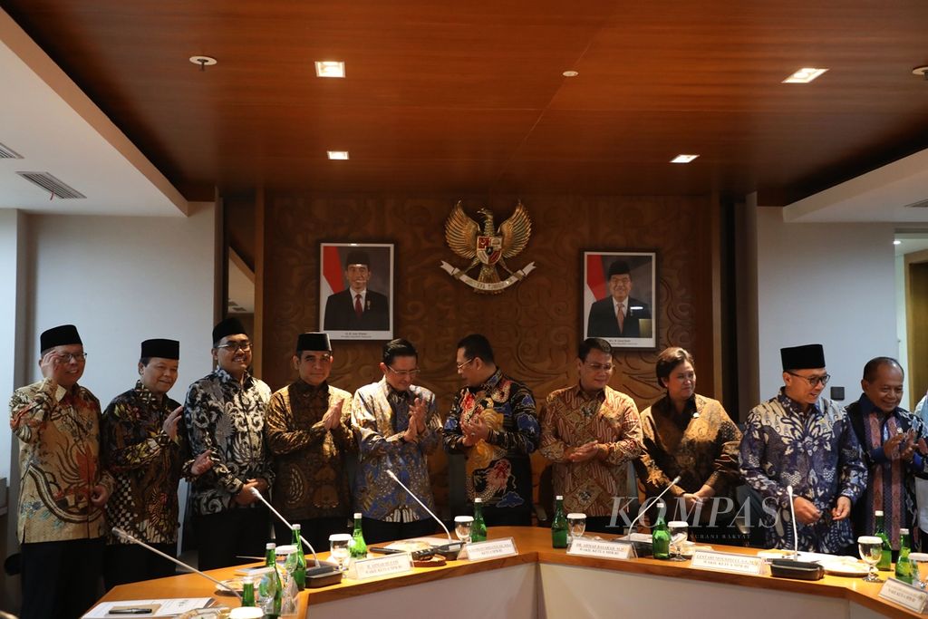 Ketua MPR Bambang Soesatyo (enam dari kiri) bersama sembilan wakilnya sebelum rapat pimpinan MPR di Kompleks Gedung Parlemen, Senayan, Jakarta, Rabu (9/10/2019). Rapat pimpinan yang baru pertama digelar ini antara lain membahas mengenai alat kelengkapan MPR, pagu anggaran 2019-2020, dan persiapan pelantikan Presiden pada 20 Oktober 2019.