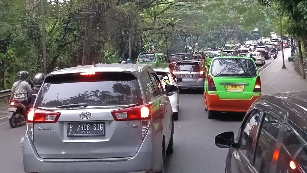 Kemacetan kendaraan di sistem satu arah (SSA) Kebon Raya Bogor, Selasa (18/4/2023). 