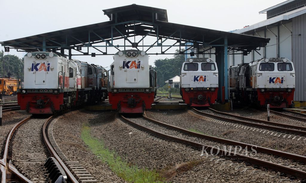 Deretan lokomotif yang diparkir di Depo Lokomotif Cipinang, Jakarta, Selasa (19/4/2022). Dalam rangka mendukung angkutan Lebaran 2022, PT KAI (Persero) telah menyiapkan  329 sarana kereta yang terdiri dari 45 unit lokomotif dan 284 unit kereta penumpang serta bagasi. Semua sarana lokomotif dan kereta tersebut telah melewati sejumlah tahapan perawatan, serta pemeriksaan khusus menjelang angkutan Lebaran. Untuk perawatan sarana lokomotif dan kereta, Daop II jakarta memiliki 3 Dipo lokomotif, 3 Dipo kereta, dan gerbong, serta Balai Yasa Manggarai untuk perawatan besar dan <i>overhaul</i>. PT Kereta Api Indonesia (Persero) atau PT KAI menyiagakan sebanyak 35 kereta api jarak jauh tambahan per hari di musim mudik Lebaran 2022 yang dilakukan dengan mengoptimalkan sarana siap operasi yang tersedia. 