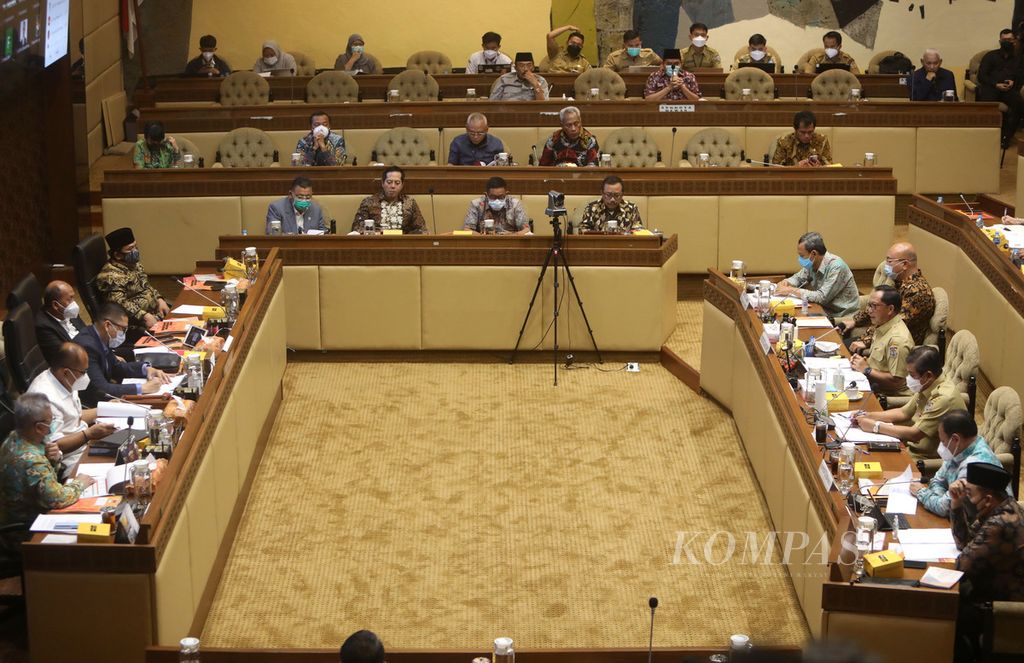 Rapat bersama antara KPU, Bawaslu, dan Kementerian Dalam Negeri dengan Komisi II DPR membahas penetapan jadwal pemilu serentak tahun 2024 di Kompleks Gedung Parlemen, Senayan, Jakarta, Senin (24/1/2022). 