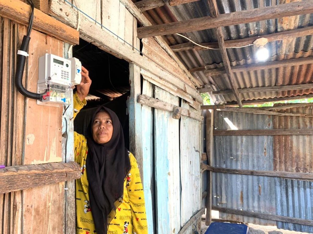 Ny Nursiah (51), warga Rote Ndao, memperagakan cara mematikan dan menghidupkan listrik di rumahnya. Listrik ini bantuan dari karyawan PLN NTT. Ia bersama 140 kepala keluarga lain di NTT mendapatkan bantuan itu.