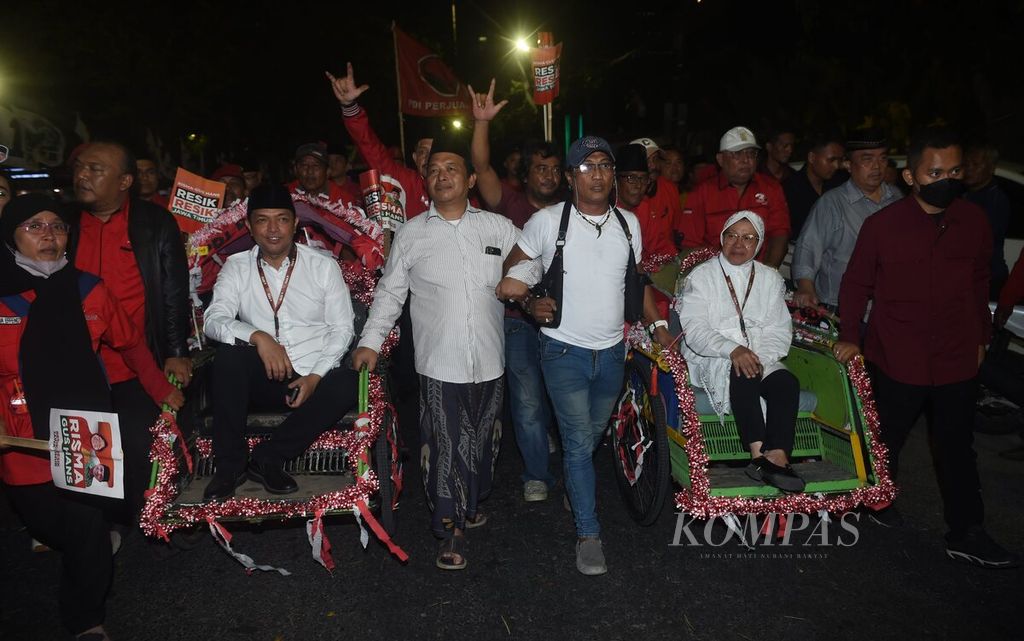 Dengan menaiki becak, pasangan calon gubernur dan wakil gubernur, Tri Rismaharini dan Zahrul Azhar Asumta, mendaftarkan diri ke kantor KPU Jawa Timur, Surabaya, Kamis (29/8/2024). 