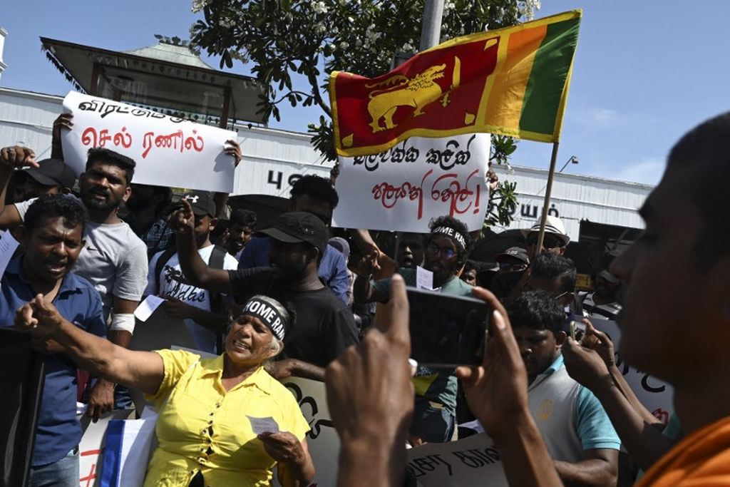 Pengunjuk rasa meneriakkan slogan menentang Penjabat Presiden Sri Lanka Ranil Wickremesinghe saat protes di depan stasiun kereta Fort di Colombo, 19 Juli 2022. 