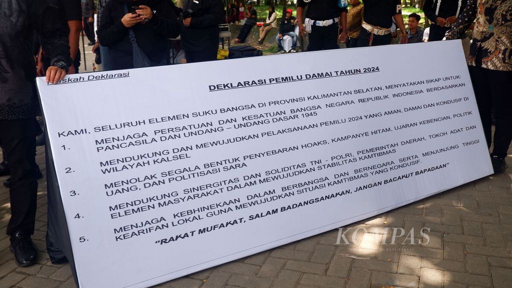 Naskah deklarasi yang dibacakan perwakilan suku bangsa dalam acara Cooling System Deklarasi Pemilu Damai Tahun 2024 Suku-suku Bangsa di Kalimantan Selatan di Lapangan Kamboja, Kota Banjarmasin, Rabu (31/1/2024).