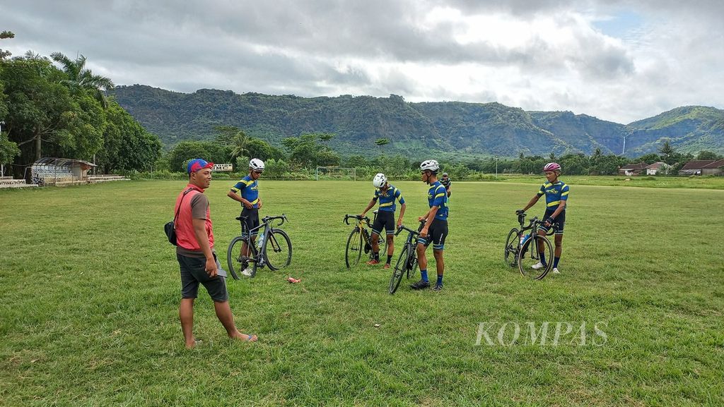 Anggota tim BRCC Banyuwangi berpose bersama usai latihan di kawasan Geopark Ciletuh, Kabupaten Sukabumi, Jawa Barat, Jumat (7/7/2023). Cycling de Jabar 2023 etape pertama akan dimulai di Geopark Ciletuh, Sabtu (8/7/2023), dengan finis di Ranca Buaya, Kabupaten Garut dengan jarak 199,7 km.