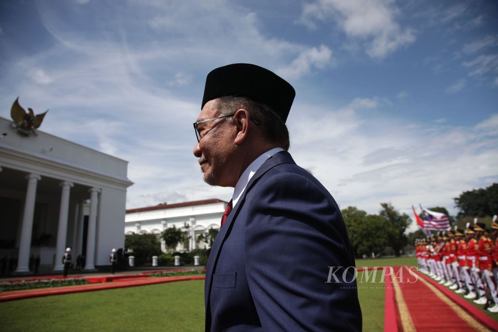 Perdana Menteri Malaysia Anwar Ibrahim saat upacara penyambutan kedatangan dirinya di Istana Kepresidenan, Bogor, Jawa Barat, Senin (9/1/2023). 