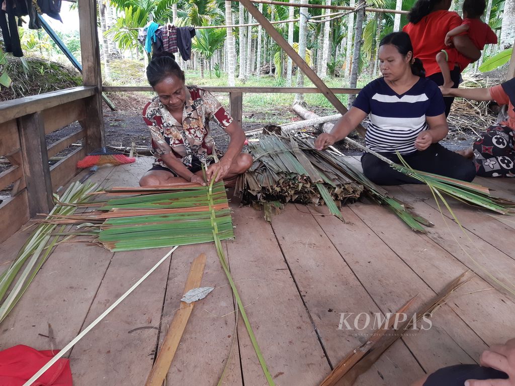 Wanita Suku Asli di Desa Kembung Luar, Kecamatan Bantan, Kabupaten Bengkalis, Riau, merajut daun rumbia, Rabu (10/7/2024). Aktivitas ini dilakukan untuk memenuhi kebutuhan hidup keluarga.