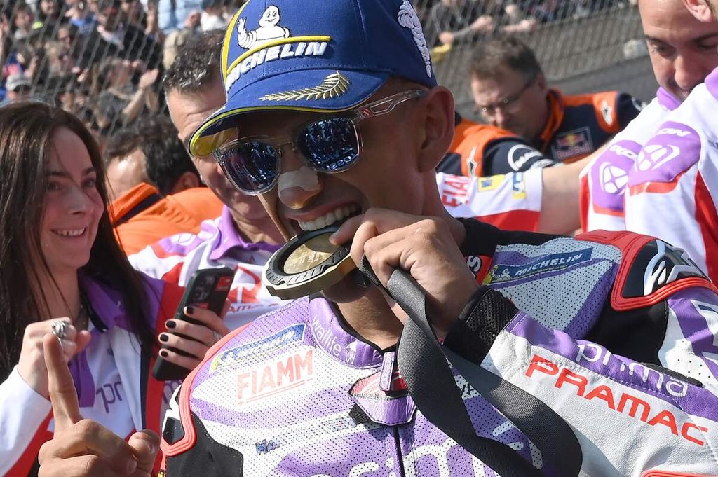 Pebalap tim Prima Pramac Racing Jorge Martin merayakan kemenangannya pada balap sprint MotoGP seri Perancis di Sirkuit Le Mans, Sabtu (13/5/2023).