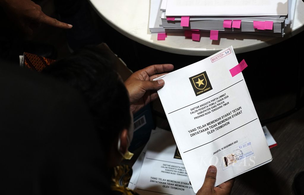 Sejumlah berkas dokumen yang diserahkan tim advokasi Partai Ummat kepada Bawaslu saat mengajukan permohonan penyelesaian sengketa proses Pemilu 2024, Jumat (16/12/2022), di Jakarta. 