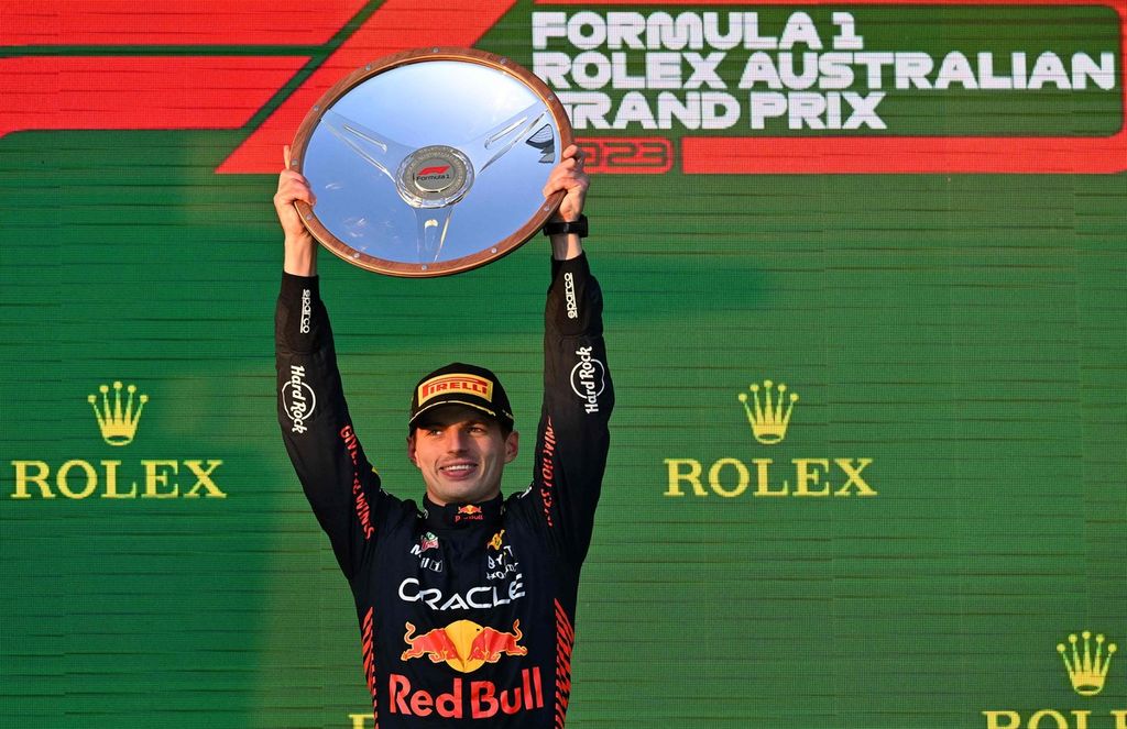 Pebalap Red Bull, Max Verstappen, mengangkat trofi seusai menjadi pebalap tercepat pada Grand Prix Formula 1 Australia di Sirkuit Albert Park, Melbourne, Australia, Minggu (2/4/2023).