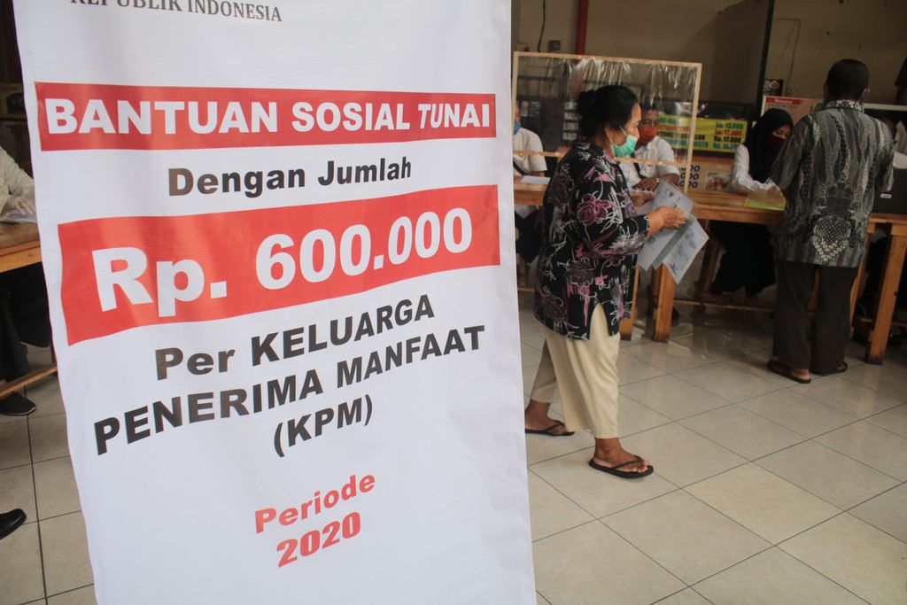 Warga di Kelurahan Bareng, Kecamatan Klojen, Kota Malang, Jawa Timur, Mei 2020, menerima pencairan dana Bantuan Sosial Tunai (BST) oleh Kantor Pos Malang. 